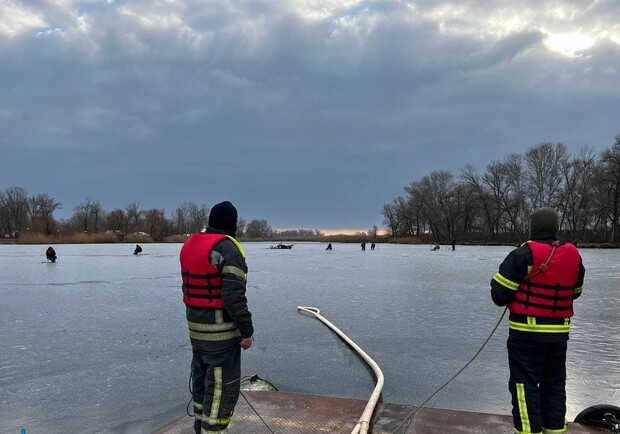 В Запорожской области идет операция спасения восьми рыбаков. 