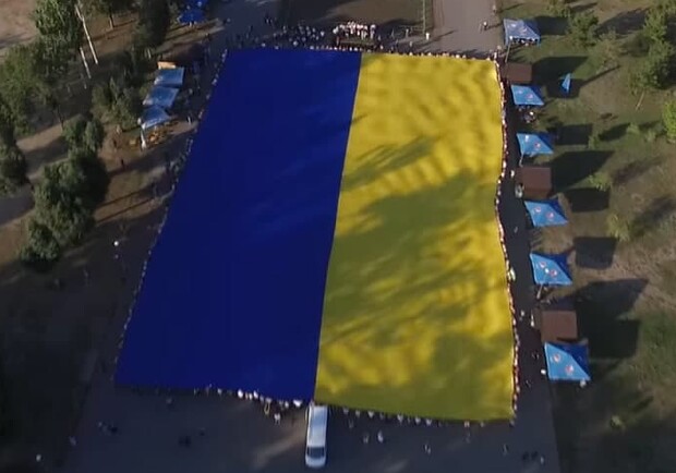 У Запоріжжі на "Райдузі" розгорнули 50-метровий прапор України. 