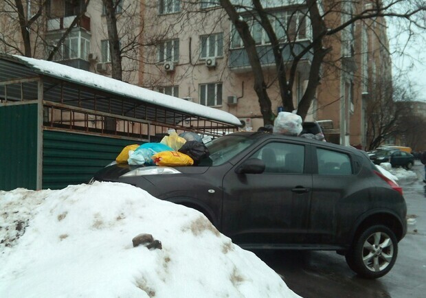 Запорожців почали штрафувати за паркування біля сміттєвих майданчиків. 