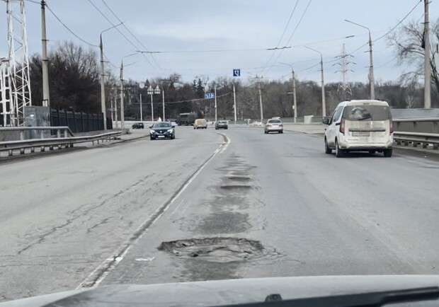 У Запоріжжі на греблі ДніпроГЕС дорога вкрилася ямами (відео) - фото Vgorode