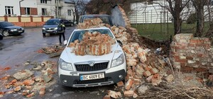 Сильний вітер у Львові позривав фасади будинків і повалив бетонний паркан (фото) 