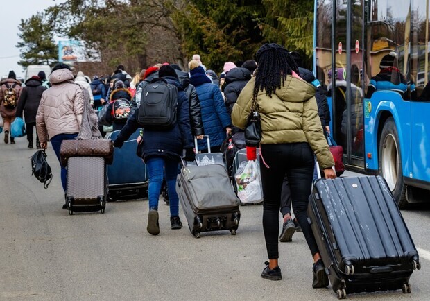 Помощь беженцам в Запорожье: все полезные номера телефонов для переселенцев. 