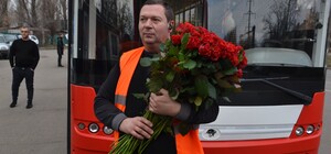 В общественном транспорте одесситкам сегодня дарили цветы