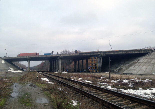 В Запорожской области оккупанты взорвали автомобильный мост через реку. 