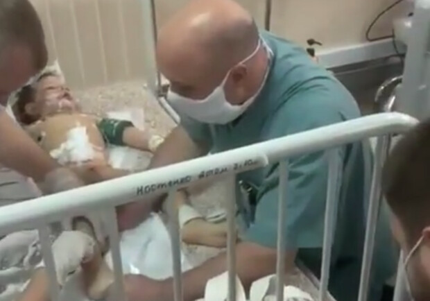 "Нет рук, ног, некоторые потеряли всех родителей": в запорожской больнице спасают детей 