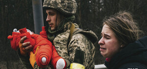 Маму с ребенком, попавших на обложку Time, нашел солдат, который их спас