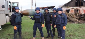 Під Харковом сапери під обстрілами знешкодили 500-кілограмову авіабомбу (фото, відео)