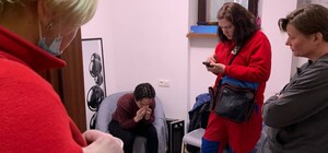 У Львові ЛГБТ-активістці Олені Шевченко невідомий розпилив в обличчя перцевий газ із балончика