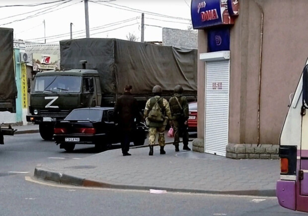 Что делать с повестками, которые раздают оккупанты в Мелитополе - фото