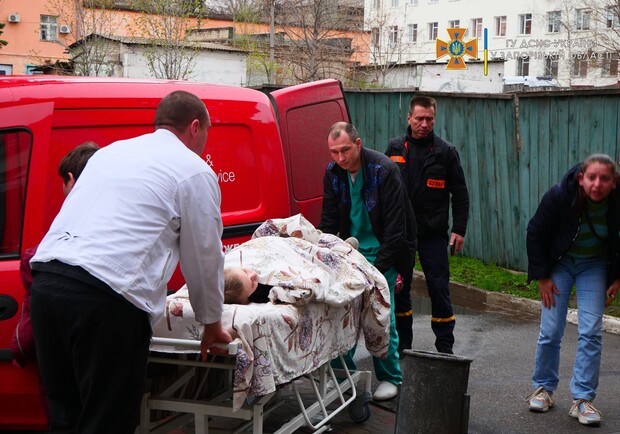 В каком состоянии 12-летняя девочка, которая пострадала во время взрыва в Запорожской области - 