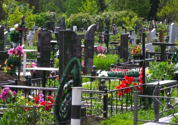 Запорожців просять не ходити на цвинтарі на Поминальні дні у 2022 році - 