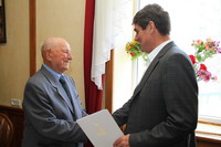 Александра Луценко губернатор поздравил лично. 
Фото www.zoda.gov.ua