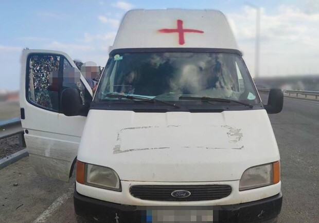 В Запорожье водитель микроавтобуса с эмблемой "Красного креста" перевозил металлолом. 