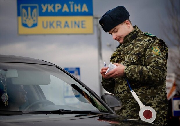 В Украине могут быть отменены запреты на выезд за границу мужчин призывного возраста. 