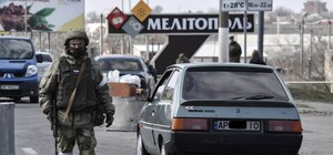 Російські загарбники вимагають кошти, щоб проїхати з окупованого Мелітополя
