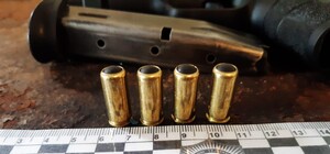 Одесситка нашла на мусорнике пистолет и случайно прострелила себе ногу 