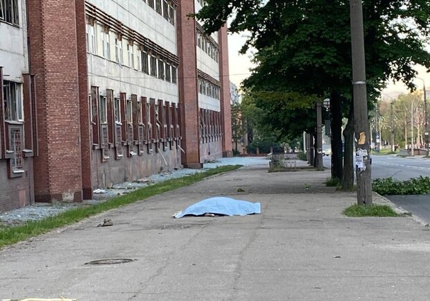 Полиция собирает последствия утренних ракетных ударов по Запорожью. 