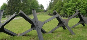 В Киевской области воруют противотанковые ежи и сдают на металлолом