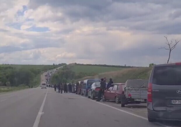 На блокпосту в Васильевке остаются заблокированными сотни автомобилей. 