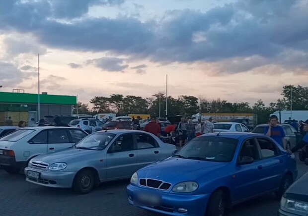 Около 400 авто стоят перед российским блок-постом возле Васильевки: людям продают воду по 75 гривен - 