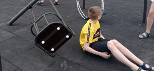 В Днепре на детской площадке сорвались качели: пострадал мальчик