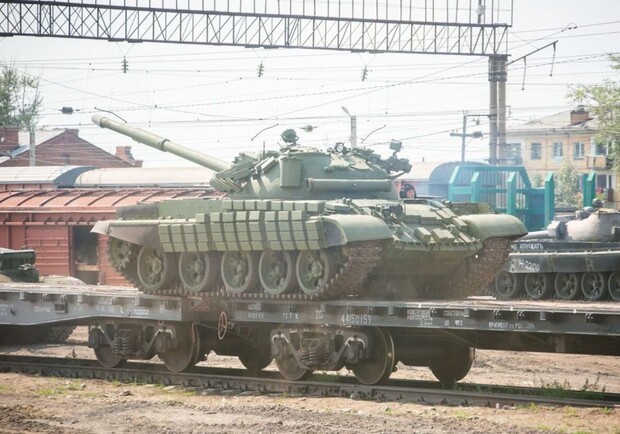 Російські військові розміщують танки неподалік Запоріжжя. 