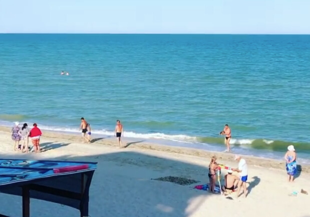 Несколько людей загорают, кукурузу продают: что происходит на пляжах в Кирилловке 