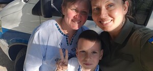 В Днепре мальчик продает свои игрушки, чтобы помочь военным