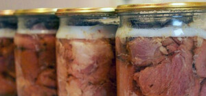 Поїв домашньої тушкованки: до реанімації львівської лікарні потрапив чоловік із ботулізмом