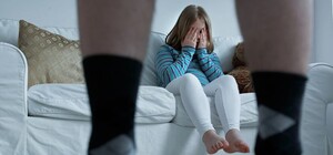 У Запоріжжі засудили пенсіонера, який розбещував трьох маленьких дівчаток