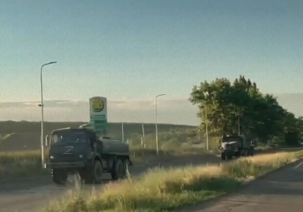 Окупанти перекидають військову техніку у бік Запорізької області. 