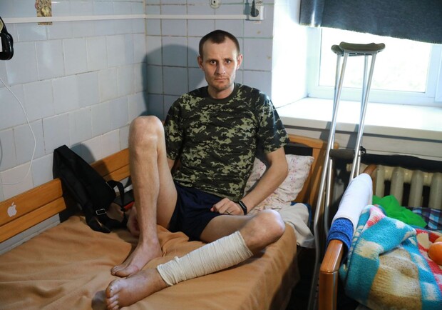Боєць "Азова", який лікується у Запоріжжі, розповів про перебування у полоні. 