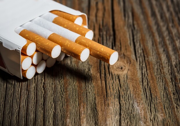 У Запоріжжі виявили сховище із контрафактними цигарками на мільйон гривень. 