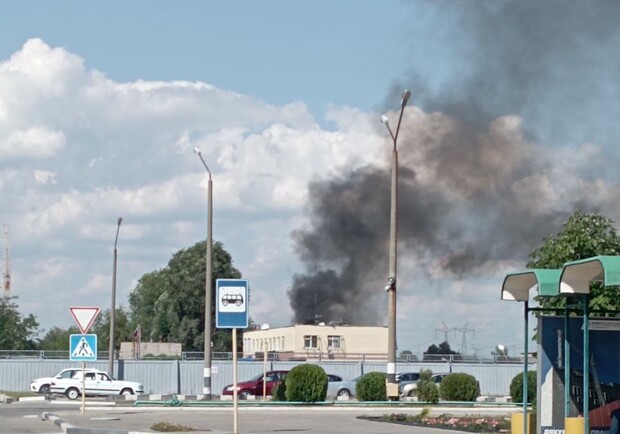 В Энергодаре прогремели взрывы и возле АЭС идет черный дым: что известно 