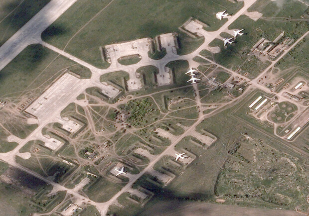 В Мелитополе российские оккупанты пытаются восстановить военный аэродром. 