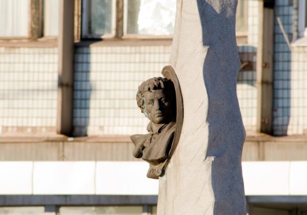 В Запорожье демонтировали памятник Александру Пушкину. 