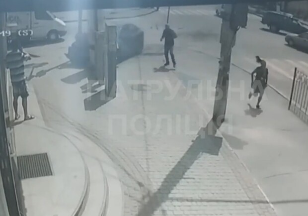 В Запорожье на Космосе автомобиль влетел в пешеходную зону (видео). 