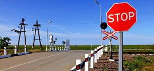 Под Харьковом временно закрыли железнодорожный переезд