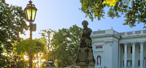 В Одессе требуют демонтировать памятники Пушкину, Толстому и Горькому