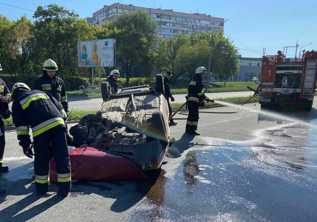 В Запорожье возле "Дубовой рощи" авто перевернулось на крышу. 