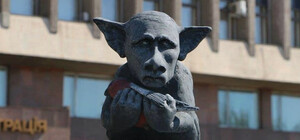 Путін з мертвим снігуром: у Запоріжжі презентували унікальну марку