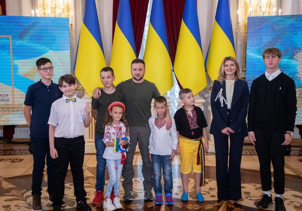 Владимир Зеленский наградил двоих детей из Запорожской области 