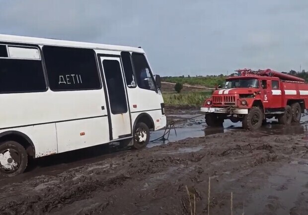 Запорожские спасатели вытащили 70 авто с людьми на размытой "Дороге жизни". 
