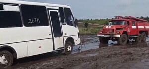 Запорожские спасатели вытащили 70 авто с людьми на размытой 