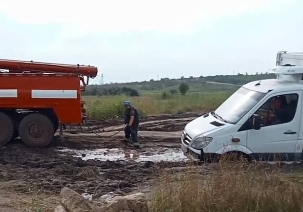 Запорожские спасатели извлекли 33 автобуса с людьми на размытой "Дороге жизни". 