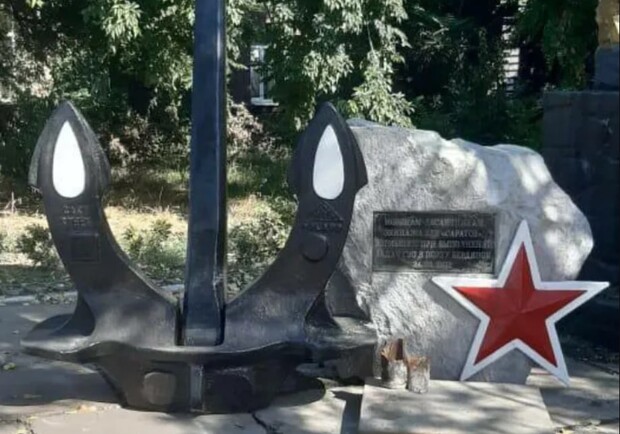 Окупанти встановили в Бердянську пам’ятник своєму знищеному кораблю "Саратов". 