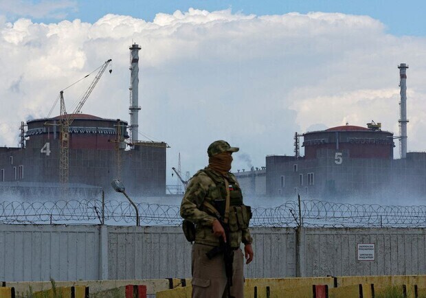 На Запорожской АЭС из-за обстрелов отключился 5-й энергоблок. 