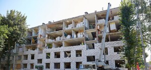 На Павловом Поле ремонтируют многоэтажку, поврежденную российскими обстрелами