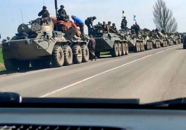 Російські військові відводять до Мелітополя військову техніку. 
