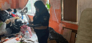 Полицейские нашли в Киеве квартиру с грудами мусора и тараканами, и изъяли оттуда детей - фото